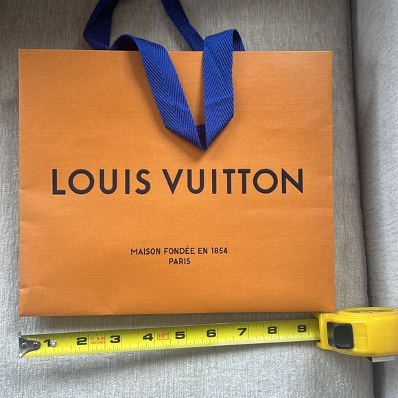 Bundle of original Gucci, Louis Vuitton, Chanel, St. John Luxury bags. - Picture 7 of 9